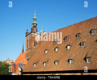 Grande mulino e la chiesa di Santa Caterina a Danzica. Polonia Foto Stock