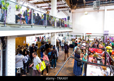 27 Maggio 2019 - Le persone che visitano la libera dal Festival per esente da glutine e a basso contenuto di zucchero prodotti, locale caldaia, Brick Lane, London, Regno Unito Foto Stock