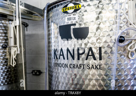 Motivi della birra di vasche di fermentazione a Kanpai - il primo amore di Londra Brewery, London, Regno Unito Foto Stock