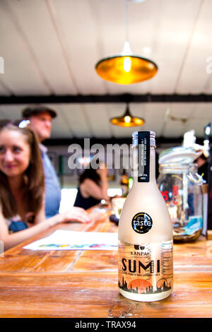 Bar interno Kanpai - il primo amore di Londra birreria e uno dei loro prodotti Sumi sake, London, Regno Unito Foto Stock