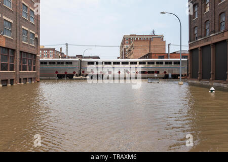 Burlington, Iowa, USA. Il 1 giugno, 2019. Hesco temporanea barriere antiesondazione fallito provocando il fiume Mississippi per inondare le sezioni di Burlington, Iowa, USA. L'Amtrak California Zephyr treni passeggeri passa attraverso l'acqua. Credito: Keith Turrill/Alamy Live News Foto Stock