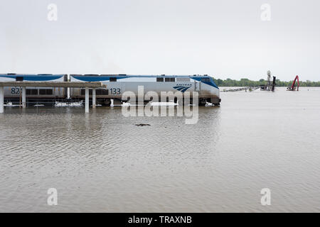 Burlington, Iowa, USA. Il 1 giugno, 2019. Hesco temporanea barriere antiesondazione fallito provocando il fiume Mississippi per inondare le sezioni di Burlington, Iowa, USA. L'Amtrak California Zephyr treni passeggeri passa su rotaie che sono sotto l'acqua. Credito: Keith Turrill/Alamy Live News Foto Stock