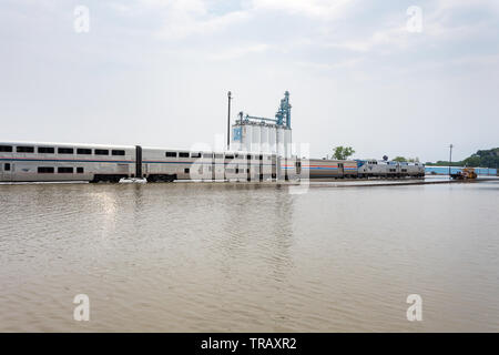 Burlington, Iowa, USA. Il 1 giugno, 2019. Hesco temporanea barriere antiesondazione fallito provocando il fiume Mississippi per inondare le sezioni di Burlington, Iowa, USA. L'Amtrak California Zephyr treni passeggeri passa attraverso l'acqua. Credito: Keith Turrill/Alamy Live News Foto Stock