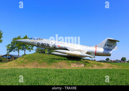 D-8030 Royal Netherlands Air Force Lockheed F-104 Starfighter in Oosterland (Zeeland) Paesi Bassi su una bella giornata di sole Foto Stock