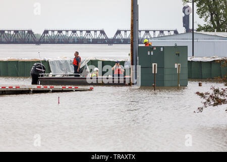 Burlington, Iowa, USA. Il 1 giugno, 2019. Hesco temporanea barriere antiesondazione fallito provocando il fiume Mississippi per inondare le sezioni di Burlington, Iowa, USA. Una barca con un elettricista disconnette il potere di un invaso delle acque reflue La stazione di pompaggio. Credito: Keith Turrill/Alamy Live News Foto Stock