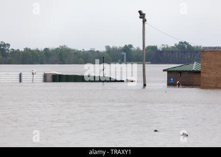 Burlington, Iowa, USA. Il 1 giugno, 2019. Hesco temporanea barriere antiesondazione fallito provocando il fiume Mississippi per inondare le sezioni di Burlington, Iowa, USA. Questa sezione di barriere fallito provocando l'area del centro cittadino di alluvione. Credito: Keith Turrill/Alamy Live News Foto Stock
