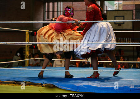 Cholita wrestling a La Paz, in Bolivia Foto Stock