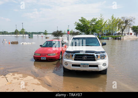Burlington, Iowa, USA. Il 1 giugno, 2019. Hesco temporanea barriere antiesondazione fallito provocando il fiume Mississippi per inondare le sezioni di Burlington, Iowa, USA. Macchine parcheggiate divenne circondata dall'alluvione. Credito: Keith Turrill/Alamy Live News Foto Stock