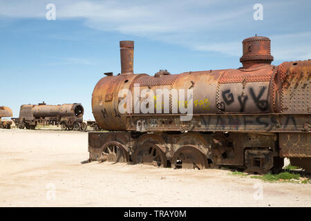 Treni arrugginiti in treno il cimitero di Uyuni, Bolivia Foto Stock