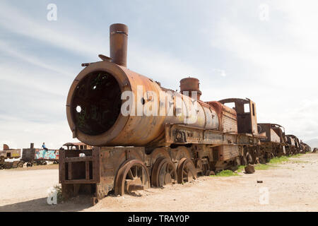 Treni arrugginiti in treno il cimitero di Uyuni, Bolivia Foto Stock
