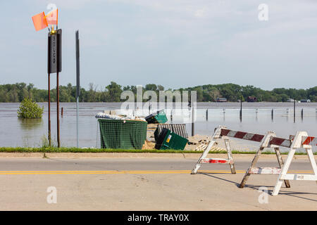 Burlington, Iowa, USA. Il 1 giugno, 2019. Hesco temporanea barriere antiesondazione fallito provocando il fiume Mississippi per inondare le sezioni di Burlington, Iowa, USA. Raccoglitori di immondizia galleggiante all'interno del muro di inondazione. Credito: Keith Turrill/Alamy Live News Foto Stock