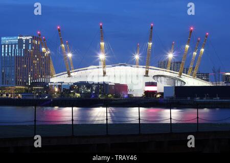 Millennium Dome visto da lontano di notte, Londra, Inghilterra Foto Stock