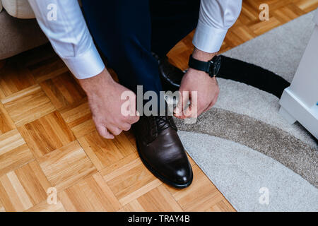 Un uomo d'affari si prepara ad incontrare i clienti Foto Stock