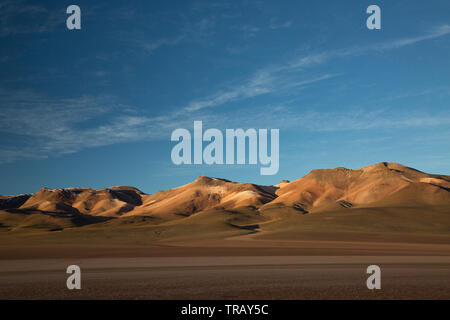 Luce drammatica sulle montagne dell'altipiano della Bolivia Foto Stock