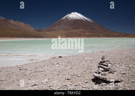 Laguna Verde con nevato vulcano sullo sfondo Foto Stock