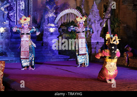 Ubud, Bali, Indonesia. 24 Maggio, 2019. Tradizionale Legong Kraton danza eseguita da Sadha Budaya troupe, in Ubud Palace il 24 maggio 2019 in Ubud, Bali. Foto Stock