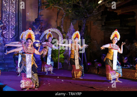 Ubud, Bali, Indonesia. 24 Maggio, 2019. Legong tradizionali & Danza Barong eseguita da Sadha Budaya troupe, in Ubud Palace, Bali, Indonesia. Foto Stock