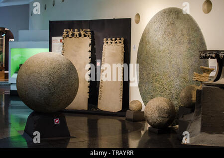 Il famoso e misterioso pre-colombiana in sfere di pietra del Costa Rica, dichiarata Patrimonio Mondiale UNESCO in mostra presso il Museo Nazionale della Costa Rica Foto Stock