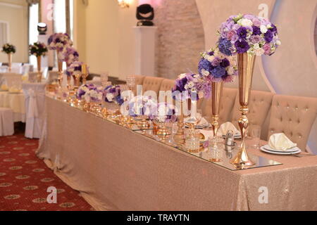 Tavoli preparati e decorati per una giornata speciale Foto Stock