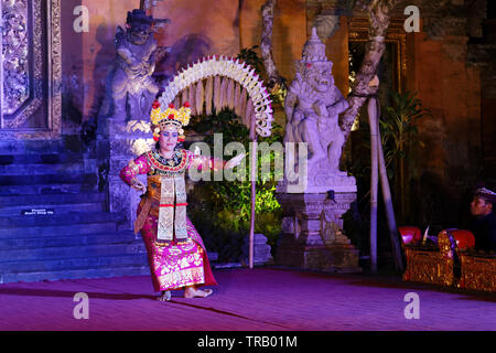 Ubud, Bali, Indonesia. 24 Maggio, 2019. Tradizionale Legong Kraton danza eseguita da Sadha Budaya troupe, in Ubud Palace il 24 maggio 2019 in Ubud, Bali. Foto Stock