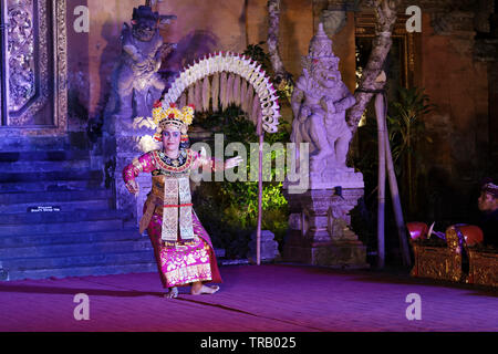 Ubud, Bali, Indonesia. 24 Maggio, 2019. Tradizionale Legong Kraton danza eseguita da Sadha Budaya troupe, in Ubud Palace il 24 maggio 2019 in Ubud, Bali. Foto Stock