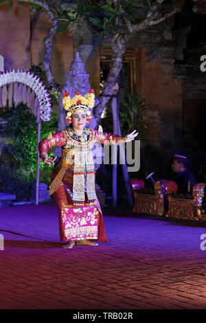 Ubud, Bali, Indonesia. 24 Maggio, 2019. Tradizionale Legong Kraton danza eseguita da Sadha Budaya troupe, in Ubud Palace il 24 maggio 2019 in Ubud, Bali. Foto Stock