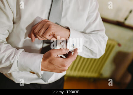 Un uomo d'affari si prepara ad incontrare i clienti Foto Stock