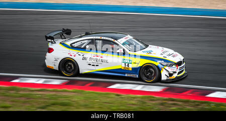 Oschersleben, Germania, 26 Aprile 2019: la BMW M4 GT4 dalla onorevole Besagroup Racing Team guidato da Stephan Grotstollen durante l'ADAC GT4 al Motorsport Arena Foto Stock