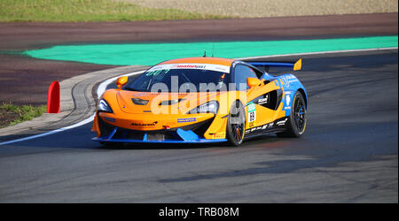 Oschersleben, Germania, 27 Aprile 2019: McLaren 570S GT4 da Décorétrès Motorsport pilotata da Phil Décorétrès durante l'ADAC GT4 al Motorsport Arena di Oschersleben. Foto Stock