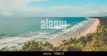 Tropical Beach vista dall'alto - Pe de Serra Beach in Itacare, Bahia, Brasile Foto Stock