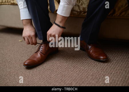 Un uomo d'affari si prepara ad incontrare i clienti Foto Stock