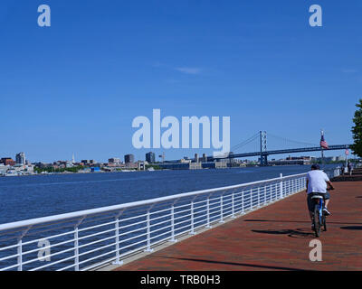 PHILADELPHIA - Maggio 2019: A Waterfront Park a Camden, nel New Jersey, offre una vista sullo skyline di Philadelphia da attraverso il Fiume Delaware. Foto Stock