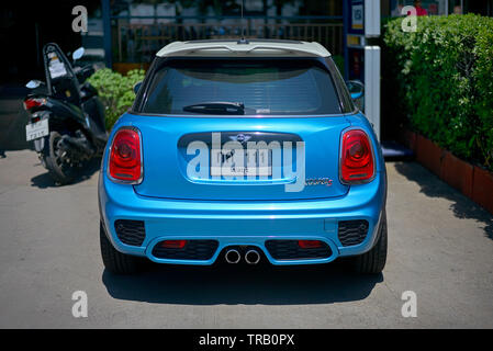 Mini Cooper S in blu con la Thailandia numero di targa 111 Foto Stock