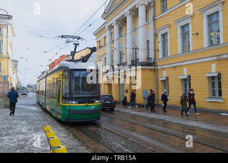 HELSINKI, Finlandia - 08 Marzo 2019: il moderno tram su una strada di città su un nuvoloso giorno di marzo Foto Stock