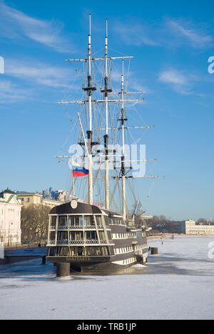 RUSSIA, San Pietroburgo - Gennaio 20, 2017: Frigate 'grazia' si chiudono in un assolato pomeriggio di gennaio. Petrovskaya argine di San Pietroburgo Foto Stock