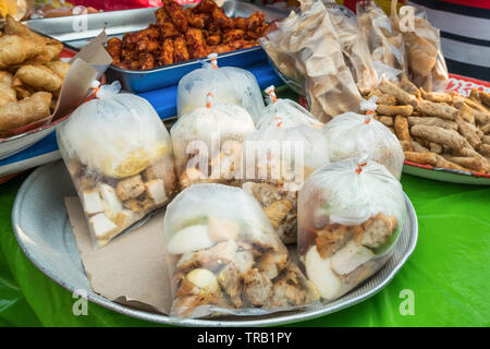 Diversi tipi di snack halal vendere in Ramadan bazaar,è stabilito per musulmani per la fine del digiuno durante il mese sacro del Ramadan. Foto Stock