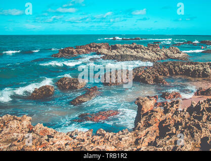 Le onde del mare di colpire rocce sulla spiaggia. Grandi onde nel mare - acqua blu Foto Stock