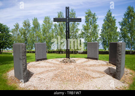 RUSSIA, KOROSTYN - Giugno 02, 2016: memorabile sulla croce il cimitero militare tedesco del periodo della Grande Guerra Patriottica su una soleggiata giornata estiva Foto Stock