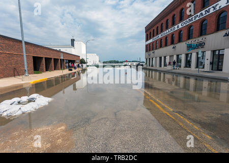 Burlington, Iowa, USA. Il 1 giugno, 2019. Hesco temporanea barriere antiesondazione fallito provocando il fiume Mississippi per inondare le sezioni di Burlington, Iowa, USA. Credito: Keith Turrill/Alamy Live News Foto Stock