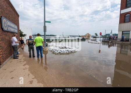 Burlington, Iowa, USA. Il 1 giugno, 2019. Hesco temporanea barriere antiesondazione fallito provocando il fiume Mississippi per inondare le sezioni di Burlington, Iowa, USA. Credito: Keith Turrill/Alamy Live News Foto Stock