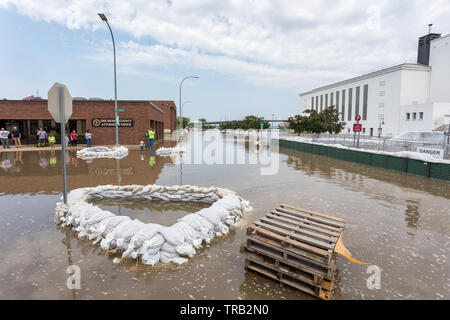 Burlington, Iowa, USA. Il 1 giugno, 2019. Hesco temporanea barriere antiesondazione fallito provocando il fiume Mississippi per inondare le sezioni di Burlington, Iowa, USA. Credito: Keith Turrill/Alamy Live News Foto Stock