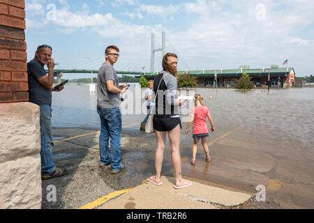 Burlington, Iowa, USA. Il 1 giugno, 2019. Hesco temporanea barriere antiesondazione fallito provocando il fiume Mississippi per inondare le sezioni di Burlington, Iowa, USA. Vista residenti danni al Porto di Burlington. Credito: Keith Turrill/Alamy Live News Foto Stock