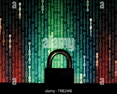 Il lucchetto chiuso nella parte anteriore di uno stile di matrice del linguaggio dei computer i dati binari codice. verde blu binary ceduta dal codice rosso. protegge la privacy dell'utente aga Foto Stock