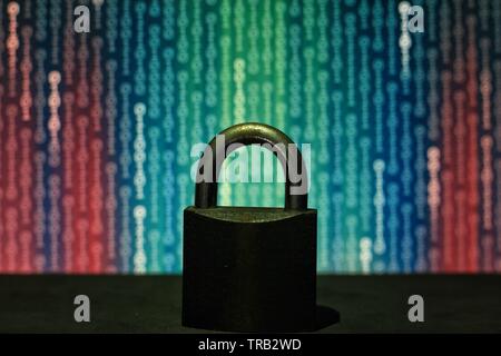 Il lucchetto chiuso nella parte anteriore di uno stile di matrice del linguaggio dei computer i dati binari codice. verde blu binary ceduta dal codice rosso. protegge la privacy dell'utente aga Foto Stock