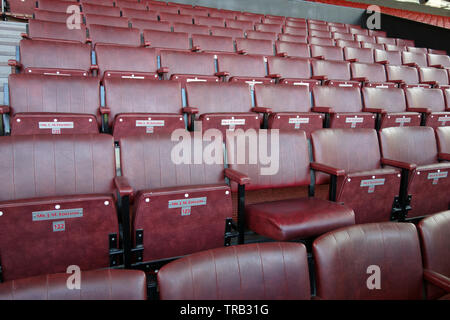 I posti vuoti nella casella di amministratori a Old Trafford, Manchester United Football Club, Manchester, Lancashire, Inghilterra, Regno Unito. Foto Stock