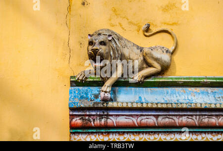 Lavoro in dettaglio in Gopuram, tempio indù di Pondicherry, India Foto Stock