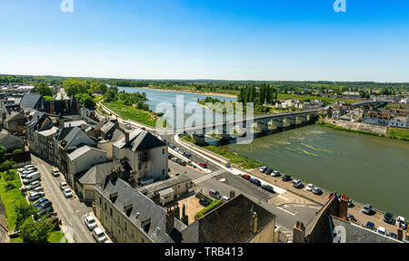 Vista del castello su tetti di Amboise, valle della Loira, Sito Patrimonio Mondiale dell'Unesco, Indre et Loire department, Center-Val de Loire, Francia Foto Stock