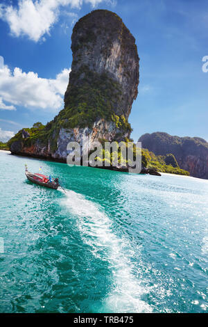 Costa delle Andamane con splendidi scogli e spiagge, provincia di Krabi, Thailandia Foto Stock