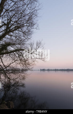 Tramonto a Kinnegoe Marina, Isola di Oxford, Lough Neagh, nella contea di Armagh, Irlanda del Nord Foto Stock