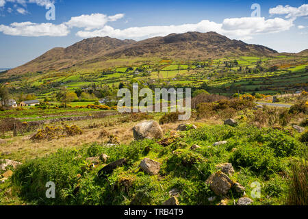 Irlanda, Co Louth, penisola di Cooley, Montagna Nera, paesaggio roccioso verso Carlingford Mountain Foto Stock